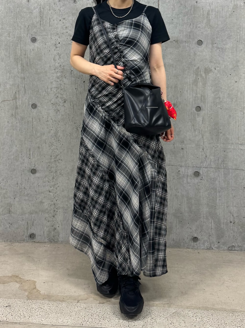 「夏ルックで気分アップ、ワンピース、キャミワンピ、Tシャツ、ユニクロ、スニーカー、ショルダーバッグ、モード、低身長、夏コーデ、チェック、ブラック、休日スタイル、ブラックコーデ、きれいめカジュアル」｜「MAISON SPECIALのPlaid Pattern Combination Frill Dress/チェックコンビフリルワンピース【MAISON SPECIAL/メゾンスペシャル】（ワンピース、ブラック系）」を使った、®️さん（レディース・153cm）の夏コーディネートの1枚目の写真