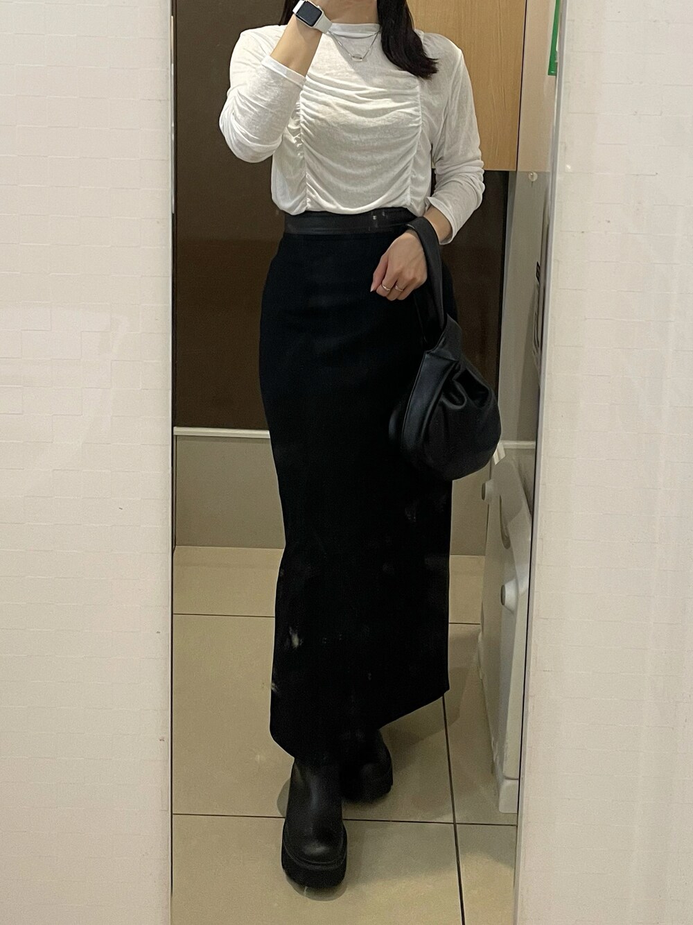 「秋服まるっと大公開、着回しコーデ、お洒落さんとつながりたい、低身長、モノトーン、モード、タイトスカート、秋コーデ、ブーツ、お出かけコーデ、シンプルコーデ、きれいめカジュアル、ロングスカート、休日スタイル、selectmoca」｜「cityの【CITY】スムースタイトストレッチスカート（スカート、ブラック系）」を使った、®️さん（レディース・153cm）の秋コーディネートの1枚目の写真