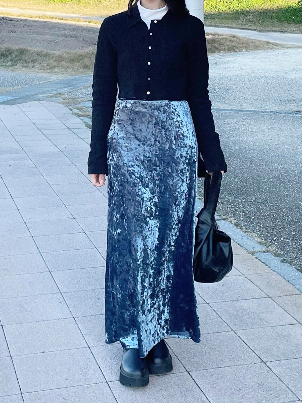 「ファッションを楽しもう、レイヤードスタイル、タートルネック、おしゃれさんと繋がりたい、低身長、ベロア、ブーツ、冬コーデ、着回しコーデ、クロップドトップス、クロップド丈、きれいめカジュアル、休日スタイル」｜「saharaのVelvet Long Skirt（スカート、ブルー系）」を使った、®️さん（レディース・153cm）の秋コーディネートの1枚目の写真