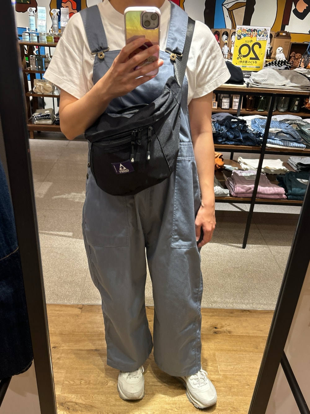 「オーバーオール、サロペット、パンツスタイル、パンツコーデ、スニーカー、NIKE、スニーカーコーデ、白Tシャツ、ウエストポーチ、ショルダーバッグ、ラクチンコーデ、ラフコーデ、30代コーデ、ブルー x ホワイト、青」｜「NIKEのナイキ エア マックス 97 フューチュラ ウィメンズシューズ / Nike Air Max 97 Futura Women's Shoes＜22-29cm 展開＞（スニーカー、ベージュ系）」を使った、y.hanonさん（レディース・157cm）の秋コーディネートの1枚目の写真