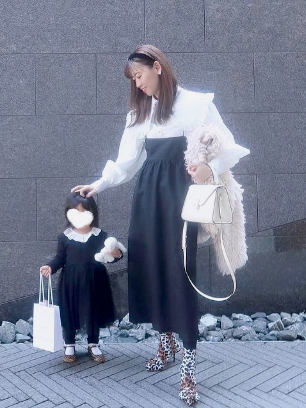 「春のおしゃ見えテクニック、春服コーデ、お出かけコーデ、ママコーデ、ママファッション、ママコーディネート、母娘、大人コーデ、きれいめコーデ、デートコーデ」｜「Valextraのアイテム（バッグ、ホワイト系）」を使った、natsuさん（レディース・162cm）の春コーディネートの1枚目の写真