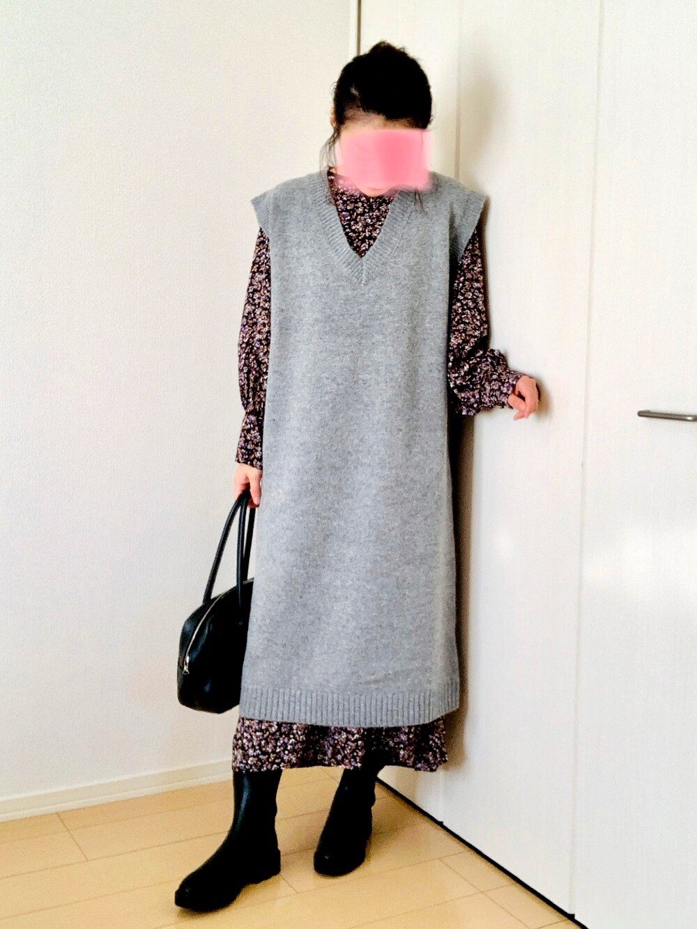 ブラック系のワンピース、ブラック系のブーツ、ブラック系のボストンバッグを着用したレディースの秋コーディネートの1枚目の写真