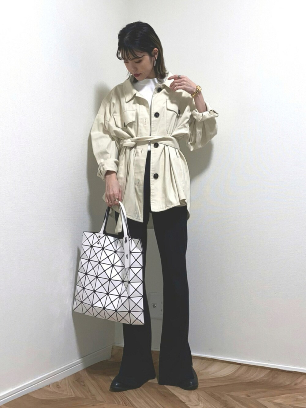 「モノトーン、大人カジュアル、プチプラ、バオバオ、フレアパンツ、シンプルコーデ、モノトーンコーデ、低身長、低身長コーデ、だから秋服が好き、秋コーデ」｜「clearの≪2020SS新作≫ツイルCPOジャケット（ミリタリージャケット、ホワイト系）」を使った、HITOMIさん（レディース・155cm）の秋コーディネートの1枚目の写真