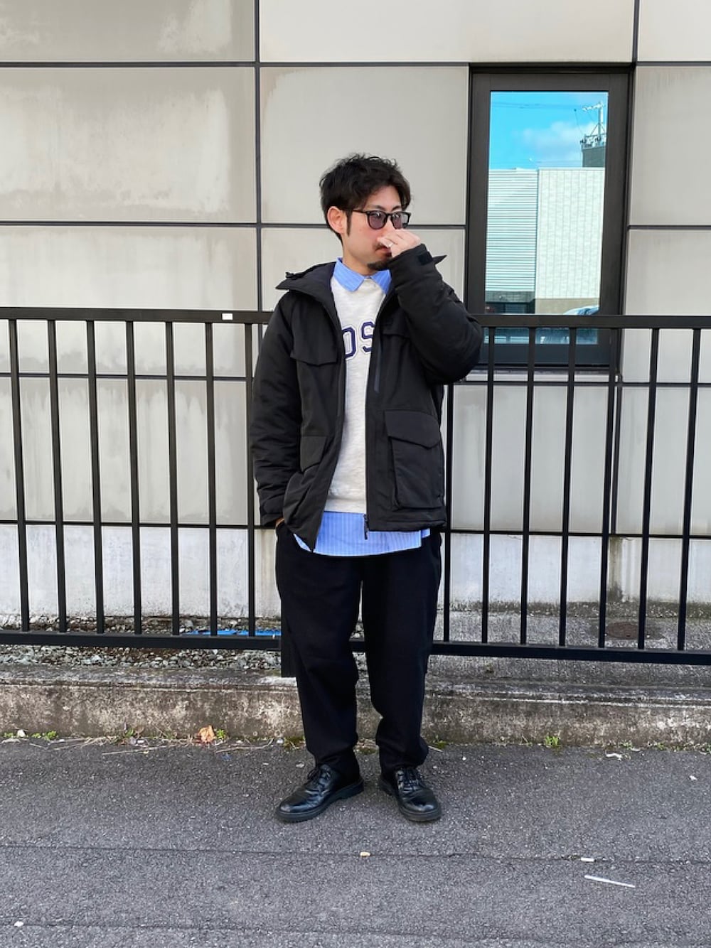 ブラック系のパンツ、グレー系のスウェット、ブラック系のジャケット/アウターを着用したメンズの冬コーディネートの1枚目の写真