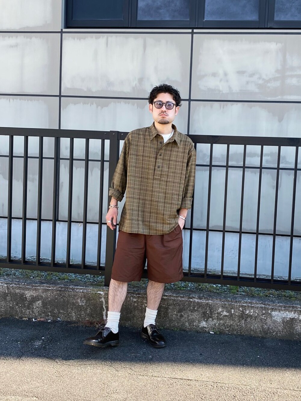 ブラウン系のドレスシューズ、ブラウン系のパンツ、ブラウン系のシャツ/ブラウスを着用したメンズの秋コーディネートの1枚目の写真