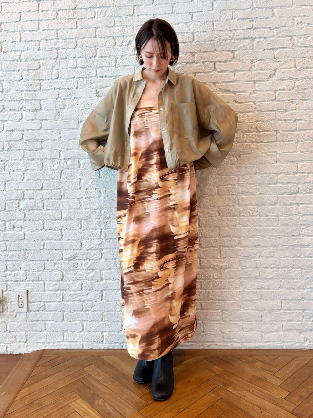 「大人カジュアル、ワンピース、シアートップス、シアーシャツ、春コーデ、お出かけコーデ、デートコーデ、初夏コーデ、春夏コーデ、ロングワンピース、休日スタイル、イエベ、イエベ秋、骨格ナチュラル、高身長女子」｜「GALLESTのシアーローンステンカラーシャツ（シャツ/ブラウス、ベージュ系）」を使った、金子三記(miki)さん（骨格ナチュラル・レディース・170cm）の春コーディネートの1枚目の写真
