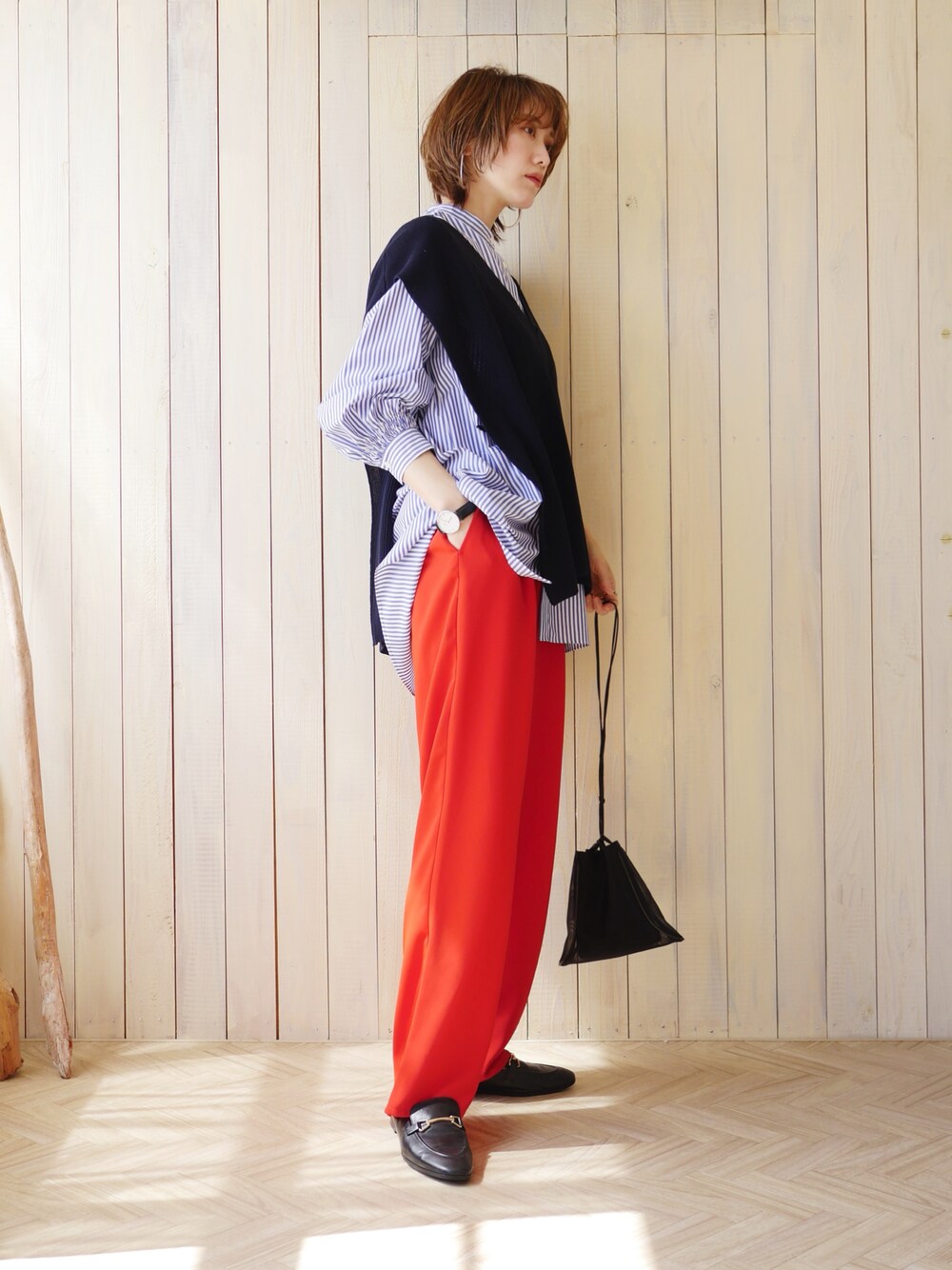 「今日のコスメと服、ストライプシャツ、ベスト、ニットベスト、トラッド、カラーパンツ、赤パンツ、レッド、赤、ローファー、ミニバッグ、巾着バッグ、レイヤードスタイル、シャツスタイル、春ニット」｜「MAISON SPECIALのワイドストレートイージーパンツ【MAISON SPECIAL/メゾンスペシャル】（その他パンツ、レッド系）」を使った、金子三記(miki)さん（レディース・170cm）の春コーディネートの1枚目の写真