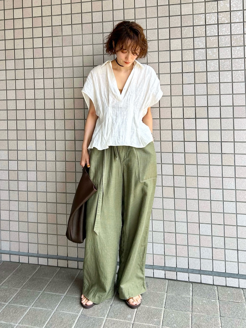 「リネン、テーマパークコーデ、ブラウス、サンダル、トートバッグ、ワイドパンツ、夏コーデ、お出かけコーデ、きれいめカジュアル、休日スタイル、リラックススタイル、シンプル、骨格ナチュラル、イエベ秋、40代ファッション」｜「GALLARDAGALANTEのリネンウエストシェイプブラウス（シャツ/ブラウス、ホワイト系）」を使った、金子三記(miki)さん（骨格ナチュラル・レディース・170cm）の夏コーディネートの1枚目の写真