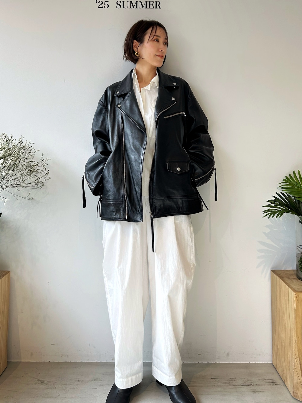 「大人カジュアル、ライダース、ライダースジャケット、レザージャケット、ブーツ、シャツスタイル、モノトーン、モノトーンコーデ、お出かけコーデ、休日スタイル、白シャツ、春コーデ、骨格ナチュラル、高身長女子、イエベ秋」｜「MAISON SPECIALのLeather Riders Jacket/レザーライダースジャケット【MAISON SPECIAL/メゾンスペシャル】（ライダースジャケット、ブラック系）」を使った、金子三記(miki)さん（骨格ナチュラル・レディース・170cm）の春コーディネートの1枚目の写真