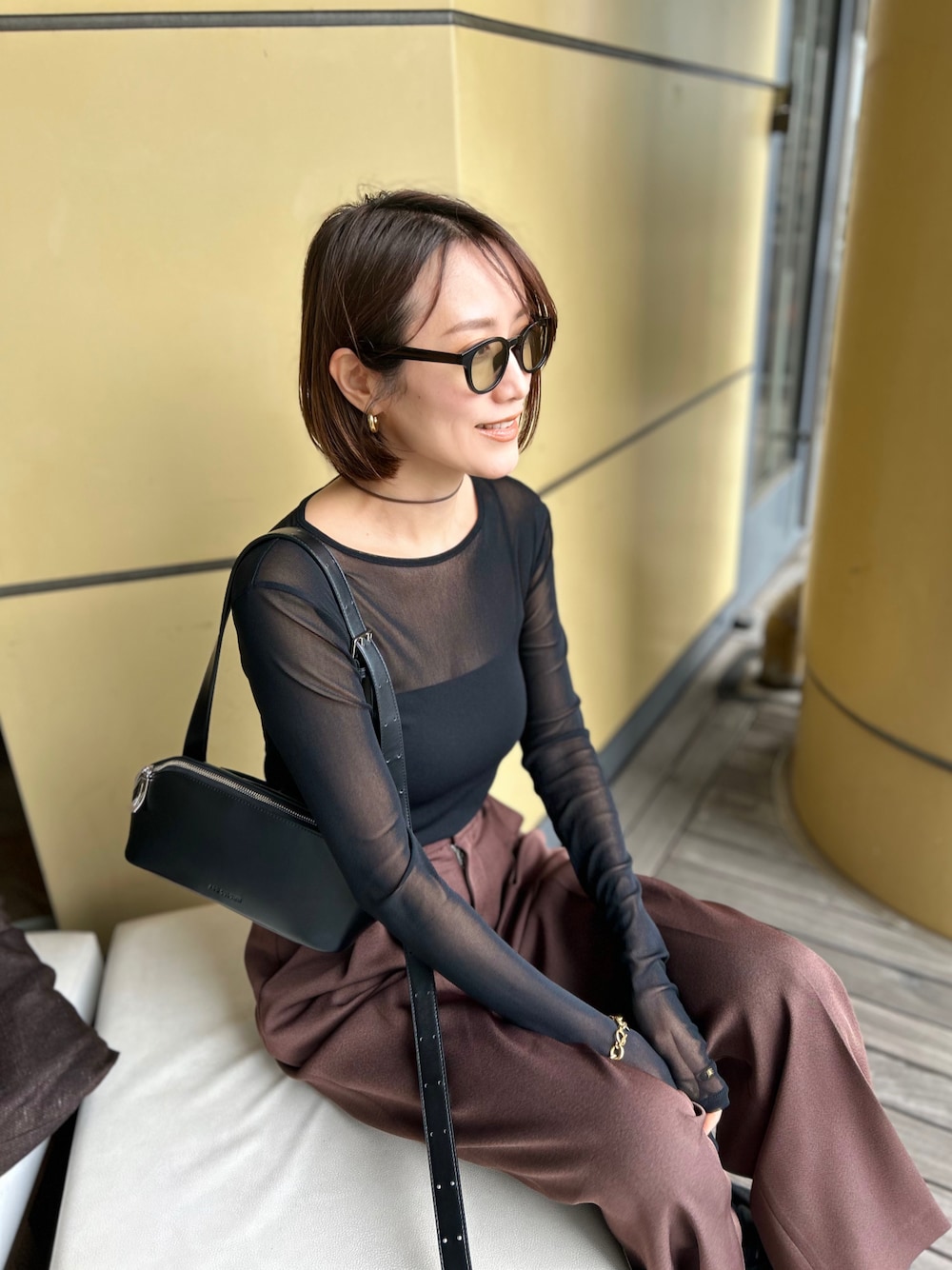 「スポーツミックス、雨の日コーデ、黒Tシャツ、シアートップス、ショルダーバッグ、スニーカー、デートコーデ、サングラス、きれいめカジュアル、骨格ナチュラル、イエベ秋、高身長女子、レイヤードスタイル、ミニバッグ、ワイドパンツ」｜「MAISON SPECIALのプレミアムパワーメッシュクルートップス【MAISON SPECIAL/メゾンスペシャル】（Tシャツ/カットソー、ブラック系）」を使った、金子三記(miki)さん（骨格ナチュラル・レディース・170cm）の春コーディネートの1枚目の写真