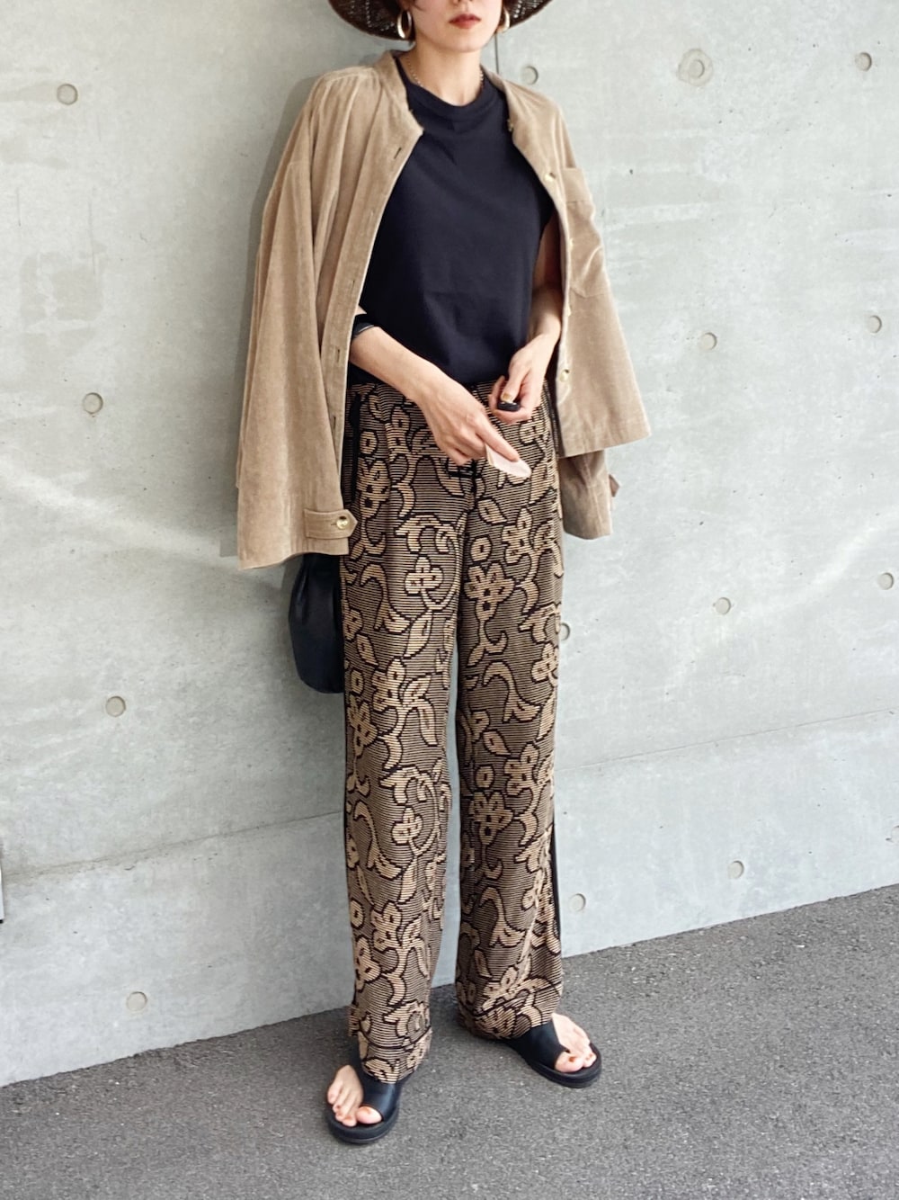 「柄パンツ、秋色、秋色コーデ、秋のコーデ、秋服準備はじめました、きれいめカジュアル、大人カジュアル、巾着バッグ、コーデュロイ、休日スタイル、秋カラー、ベージュコーデ、ベージュ、高身長女子、高身長コーデ」｜「CALUXの【CALUX】ノースリーブカットソー/別注（Tシャツ/カットソー、ブラック系）」を使った、金子三記(miki)さん（レディース・170cm）の夏コーディネートの1枚目の写真