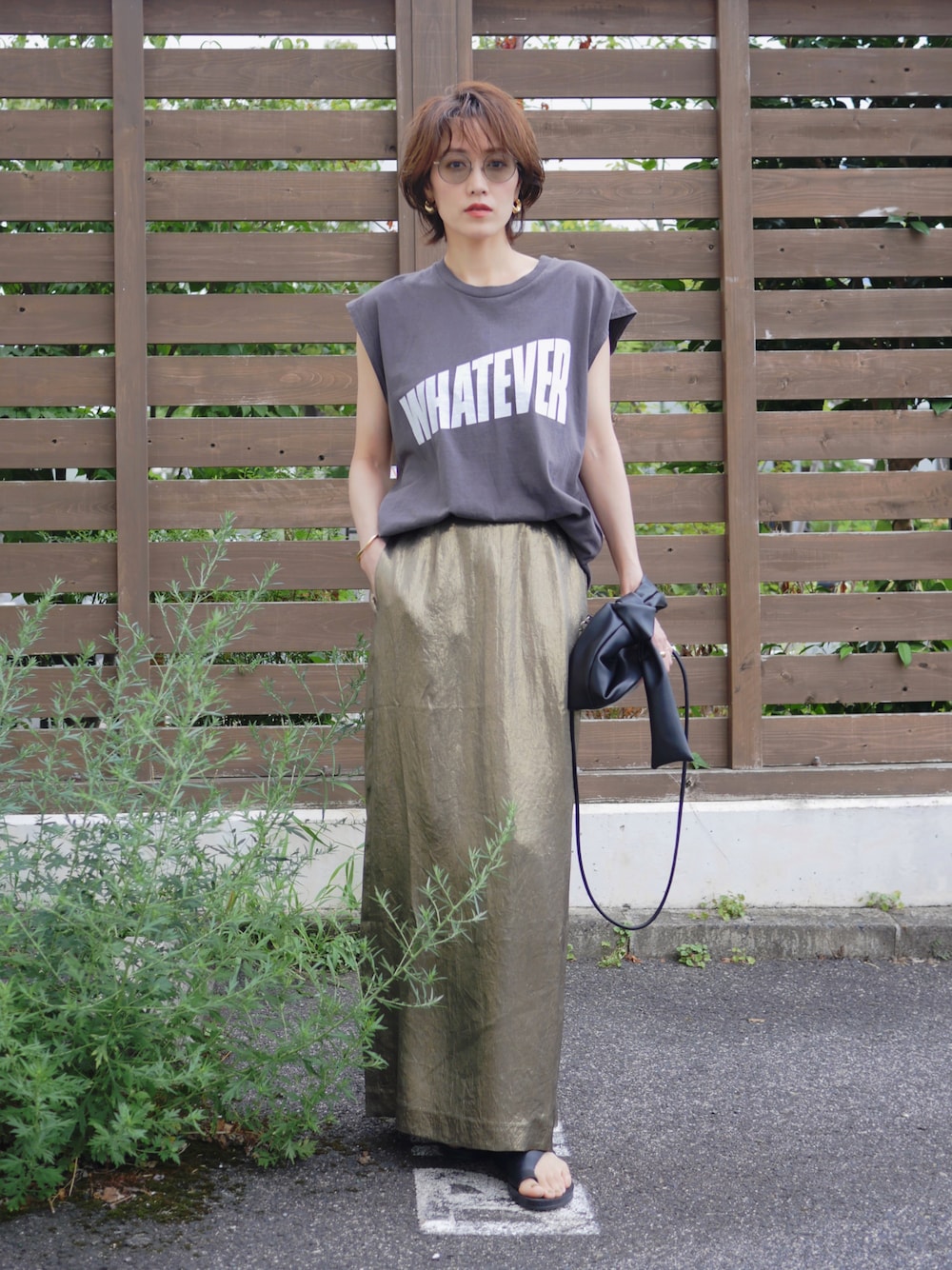 「今日のコスメと服、アツいコーデ全部見せ、ロングスカート、マキシスカート、ロゴT、ノースリーブ、ミニバッグ、ハンドバッグ、サングラス、サンダル、秋服準備はじめました、骨格ナチュラル、高身長女子、休日スタイル、夏コーデ」｜「yaeのシャイニースカート（スカート、ゴールド系）」を使った、金子三記(miki)さん（骨格ナチュラル・レディース・170cm）の夏コーディネートの1枚目の写真