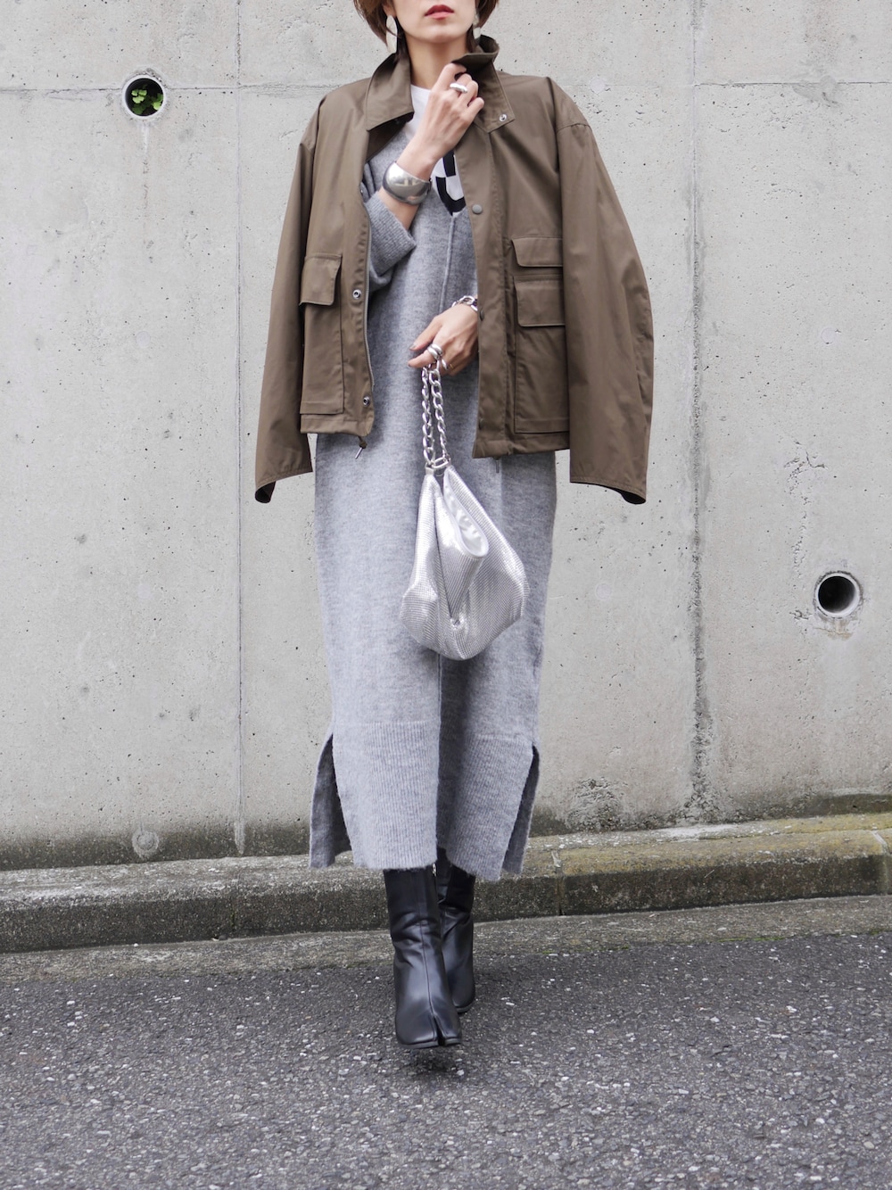 「ニットワンピース、ロングワンピース、ブルゾン、ブーツ、足袋ブーツ、チェーンバッグ、ユニクロ、UNIQLO、UNIQLO U、プチプラ、レイヤードスタイル、ニット、きれいめカジュアル、秋コーデ、高身長コーデ」｜「UNIQLOのユーティリティショートブルゾン　サイズM（ジャケット/アウター、グリーン系）」を使った、金子三記(miki)さん（骨格ナチュラル・レディース・170cm）の秋コーディネートの1枚目の写真