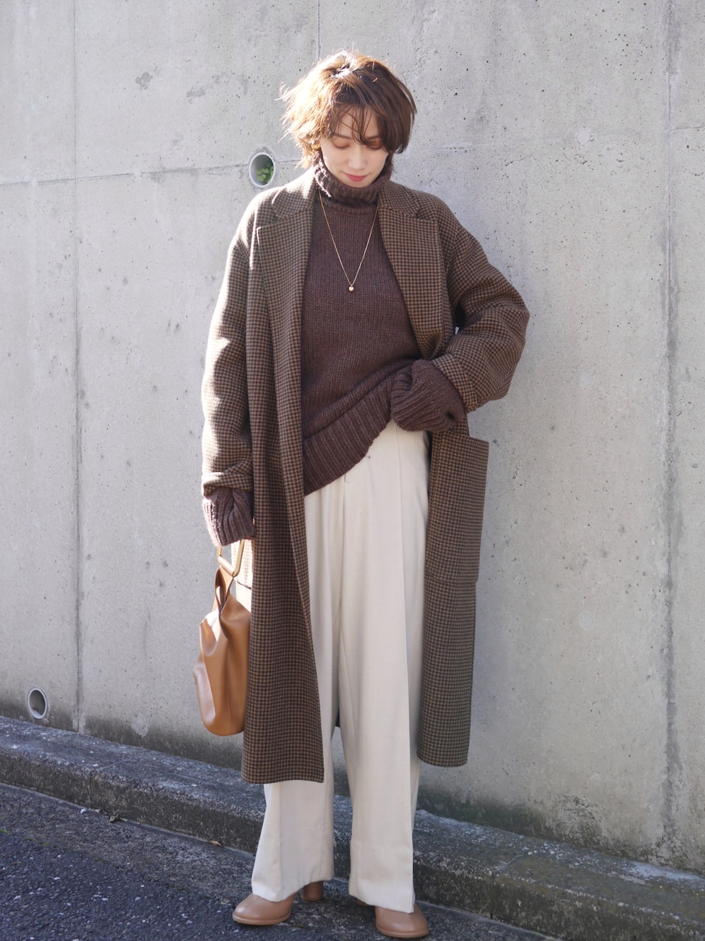 「服とコスメでなりたい自分に、冬コーデ、ロングコート、チェスターコート、タートルネック、ニット、ブラウン、ブラウンコーデ、オーバーサイズ、きれいめカジュアル、ブーツ、休日スタイル、高身長女子、高身長コーデ、チェック」｜「TODAYFULのヘビータートルニット（ニット/セーター、ブラウン系）」を使った、金子三記(miki)さん（骨格ナチュラル・レディース・170cm）の冬コーディネートの1枚目の写真