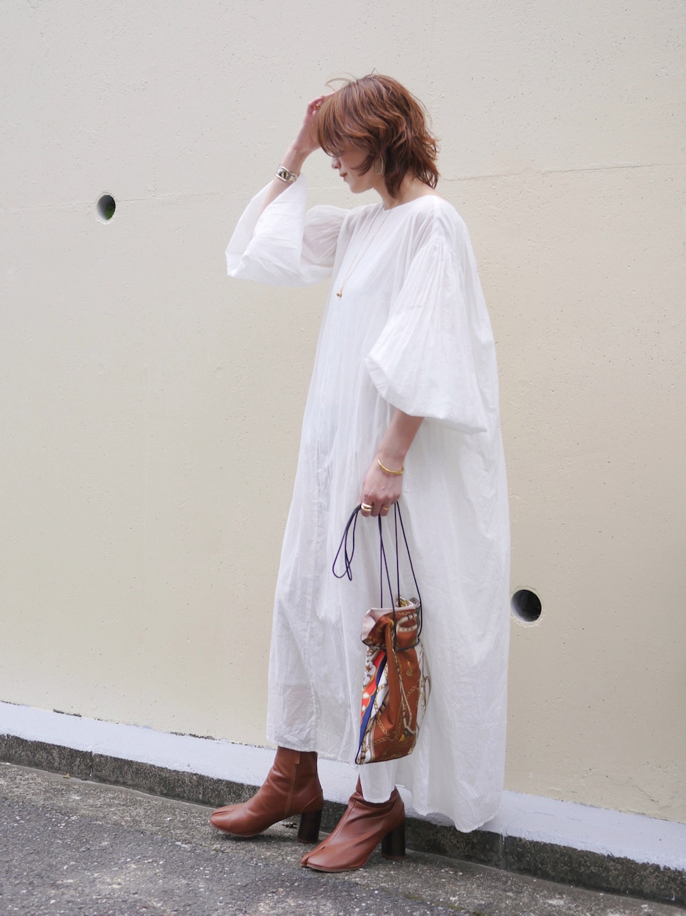 「雨の日コーデ、今日のコスメと服、ワンピース、ロングワンピース、シンプルコーデ、ミニバッグ、ショートブーツ、足袋ブーツ、きれいめカジュアル、ボリューム袖、高身長女子、高身長コーデ、骨格ナチュラル、夏コーデ、休日スタイル」｜「Audrey and John Wad by 金子三記の【Audrey and John Wad by 金子三記】2WAYボリュームスリーブロングワンピース-ウォッシャブル-（ワンピース、ホワイト系）」を使った、金子三記(miki)さん（骨格ナチュラル・レディース・170cm）の夏コーディネートの1枚目の写真