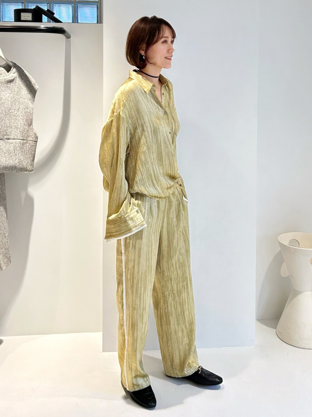 「春色、シャツスタイル、春コーデ、イエロー、セットアップ、カラーコーデ、サテン、サテンパンツ、イエベ秋、イエベ、ローファー、きれいめカジュアル、休日スタイル、骨格ナチュラル、高身長女子」｜「CHIGNONの【セットアップ】CHIGNON ワッシャーサテンシャツ（シャツ/ブラウス、イエロー系）」を使った、金子三記(miki)さん（骨格ナチュラル・レディース・170cm）の春コーディネートの1枚目の写真