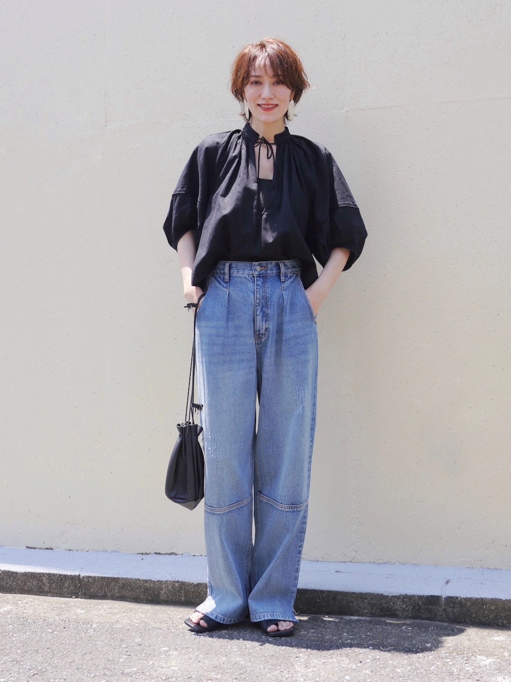 「リネン、デニム、夏コーデ、タックイン、ボリューム袖、今日のコスメと服、骨格ナチュラル、休日スタイル、高身長女子、ハイウエスト、きれいめカジュアル、サンダル、ミニバッグ、アツいコーデ全部見せ、お出かけコーデ」｜「BEAUTY&YOUTH UNITED ARROWSの麻コットンドビー Vネックチュニック -ウォッシャブル-（シャツ/ブラウス、ブラック系）」を使った、金子三記(miki)さん（骨格ナチュラル・レディース・170cm）の夏コーディネートの1枚目の写真