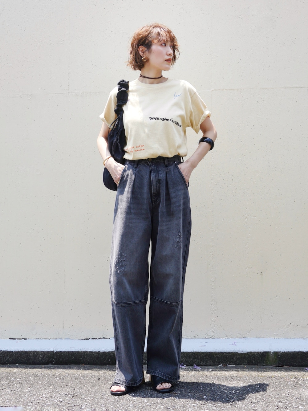 「ロゴT、テーマパークコーデ、Tシャツ、ショルダーバッグ、フリル、デニム、サンダル、きれいめカジュアル、休日スタイル、夏コーデ、高身長コーデ、骨格ナチュラル、イエベ秋、Tシャツ×デニム、プリントT」｜「UngridのミックスロゴデザインTee（Tシャツ/カットソー、イエロー系）」を使った、金子三記(miki)さん（骨格ナチュラル・レディース・170cm）の夏コーディネートの1枚目の写真