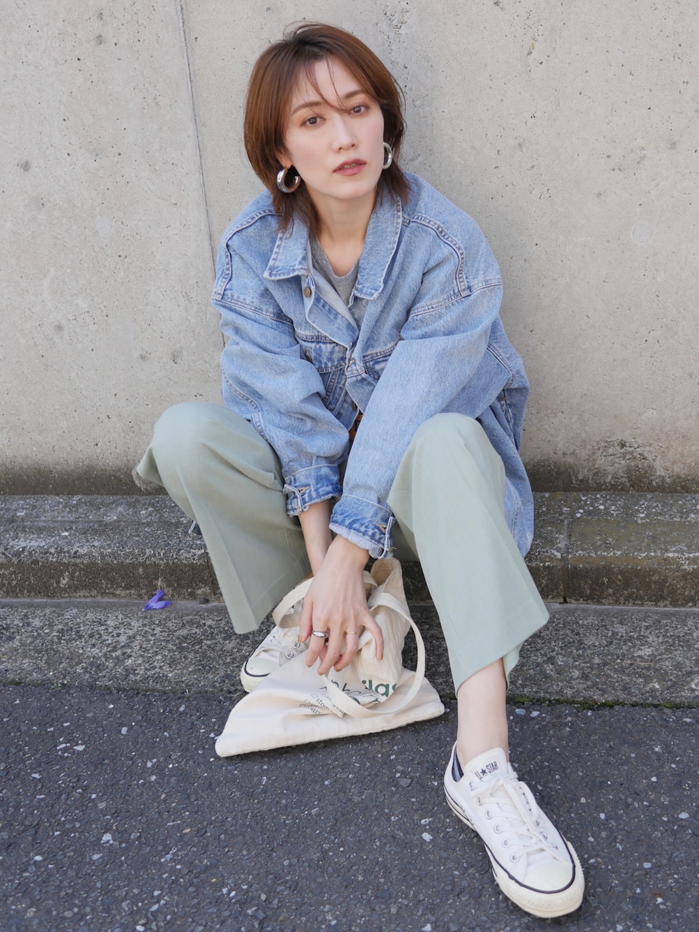 「デニムジャケット、白スニーカー、コンバース、converse、春コーデ、ビッグシルエット、カラーパンツ、きれいめカジュアル、休日スタイル、UNIQLO、ユニクロ、骨格ナチュラル、高身長コーデ、淡色コーデ、プチプラ」｜「Ungridのビッグシルエットデニムジャケット（デニムジャケット、ブルー系）」を使った、金子三記(miki)さん（骨格ナチュラル・レディース・170cm）の春コーディネートの1枚目の写真
