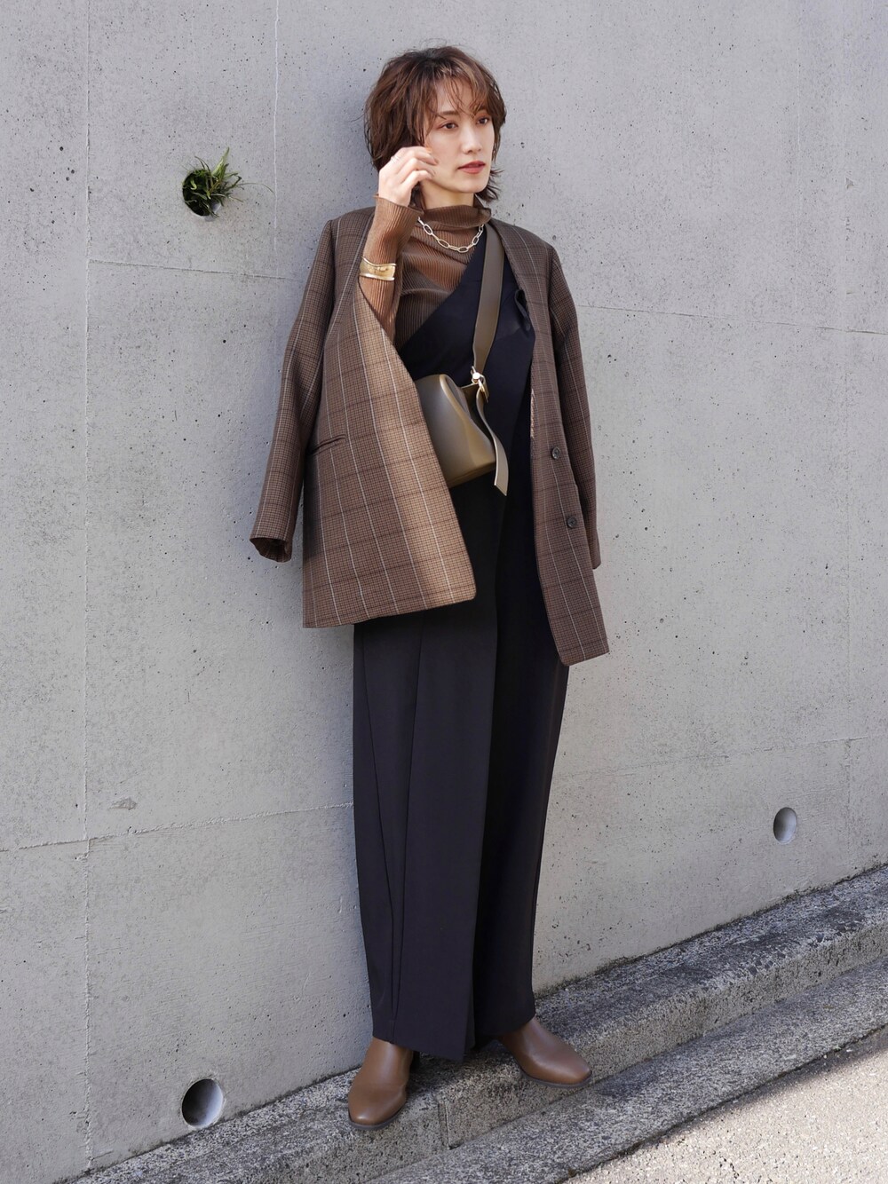 「今日のコスメと服、シアートップス、シースルートップス、シースルー、ワンショルダー、サロペット、ノーカラージャケット、チェック柄に恋してる、スクエアバッグ、レイヤードスタイル、骨格ナチュラル、高身長コーデ、モード、きれいめカジュアル、高身長女子」｜「UN3D.のワンショルダーオールインワン（つなぎ/オールインワン、ブラック系）」を使った、金子三記(miki)さん（レディース・170cm）の冬コーディネートの1枚目の写真