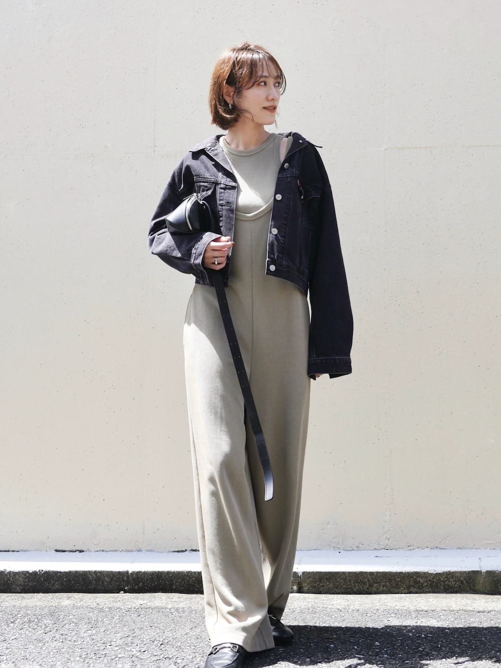 「お出かけコーデ、秋服準備はじめました、デニム、デニムジャケット、オールインワン、ローファー、ショルダーバッグ、ロンパース、リーバイス、リーバイス24AW、Levis、PR、高身長女子、高身長コーデ、レイヤードスタイル」｜「Levi'sのLevi's/リーバイス 飯豊まりえ別注 SHRUNKEN 90S トラッカージャケット IM ブラック（デニムジャケット、ブラック系）」を使った、金子三記(miki)さん（骨格ナチュラル・レディース・170cm）の夏コーディネートの1枚目の写真