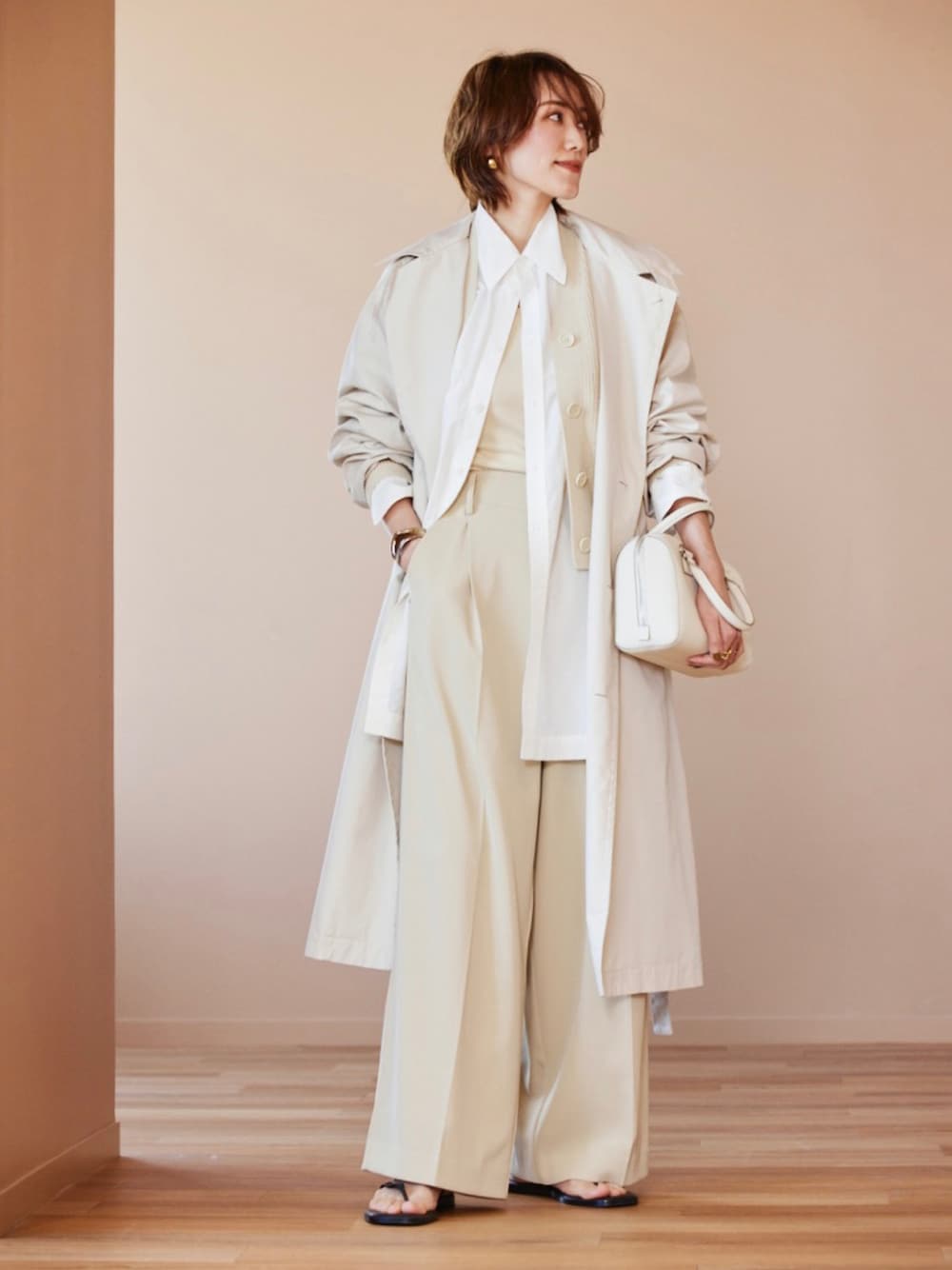 「春コーデ、ワントーンコーデ、ホワイトコーデ、ベージュコーデ、淡色コーデ、UNIQLO、UNIQLO U、レイヤードスタイル、きれいめカジュアル、プチプラ、シャツスタイル、ボストンバッグ、骨格ナチュラル、春アウター、カーディガン」｜「TODAYFULのハイウエストツイルトラウザース（その他パンツ、ベージュ系）」を使った、金子三記(miki)さん（骨格ナチュラル・レディース・170cm）の冬コーディネートの1枚目の写真