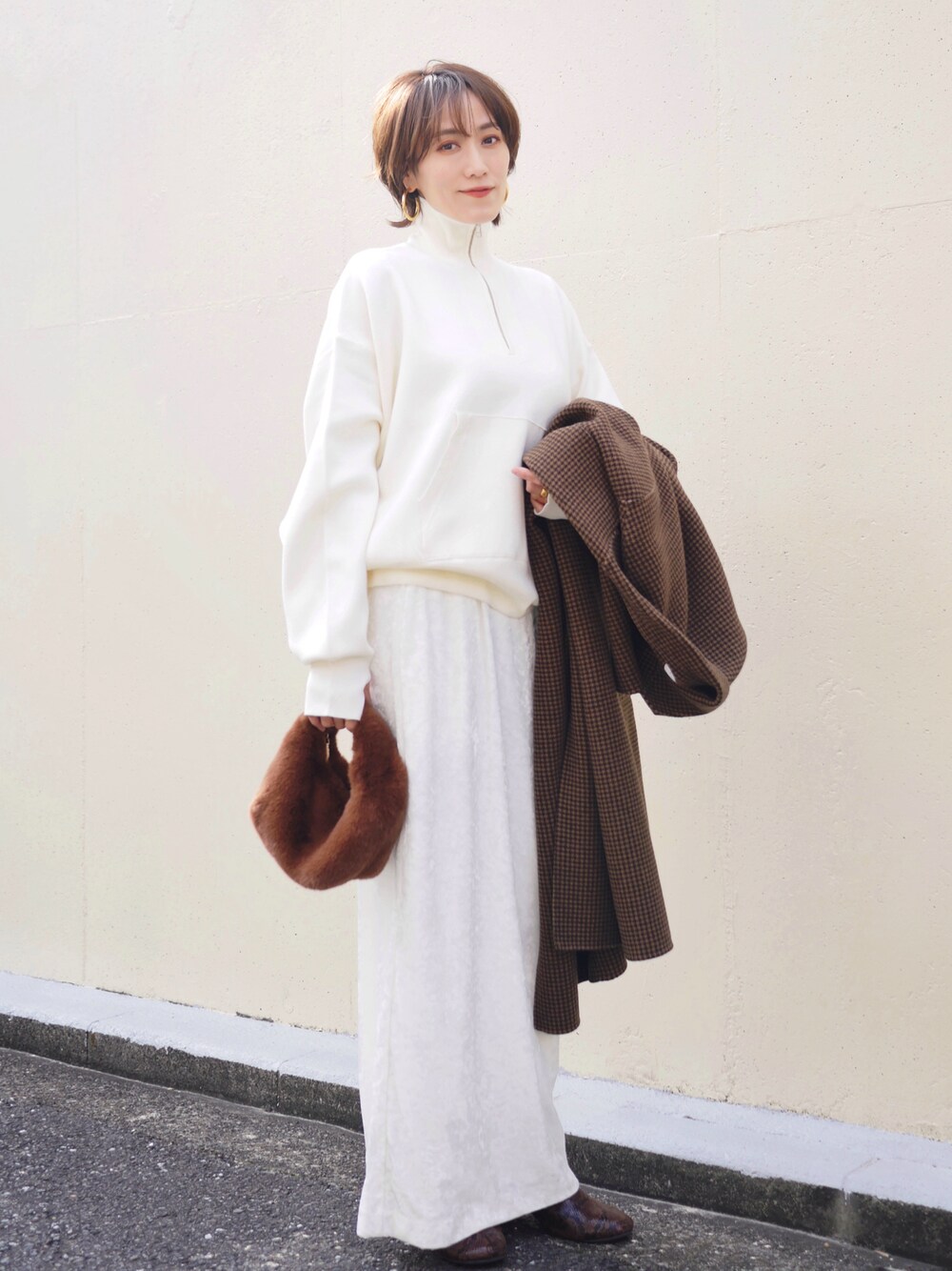 「今日のコスメと服、ロングスカート、ホワイトコーデ、お出かけコーデ、休日スタイル、ベロア、ファーバッグ、ハーフジップ、ニット、きれいめカジュアル、冬コーデ、PR、骨格ナチュラル、高身長女子、大人カジュアル」｜「BEAUTY&YOUTH UNITED ARROWSの【WEB限定】スポンディッシュニット ハーフジッププルオーバー -ウォッシャブル-（ニット/セーター、ホワイト系）」を使った、金子三記(miki)さん（骨格ナチュラル・レディース・170cm）の冬コーディネートの1枚目の写真