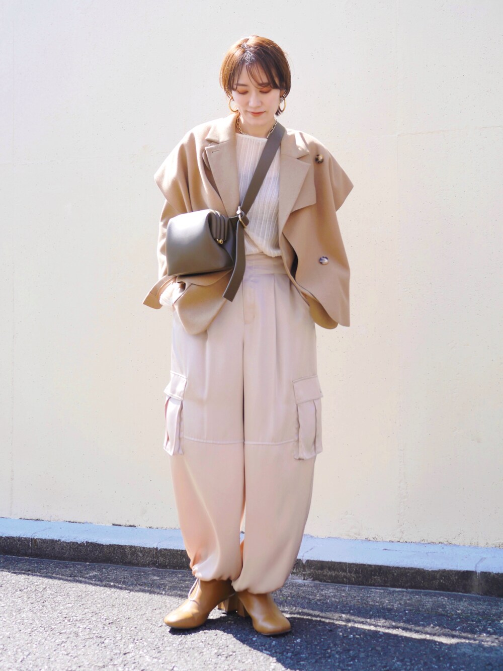 「淡色コーデ、カーゴパンツ、ショルダーバッグ、ブーツ、シアートップス、ジャケットスタイル、レイヤードスタイル、春アウター、休日スタイル、お出かけコーデ、今日のコスメと服、PR、春色、春コーデ、春のNewスタイル」｜「CITENの＜CITEN＞ラメ シアー ユル クルーネック ニット（ニット/セーター、ベージュ系）」を使った、金子三記(miki)さん（骨格ナチュラル・レディース・170cm）の春コーディネートの1枚目の写真