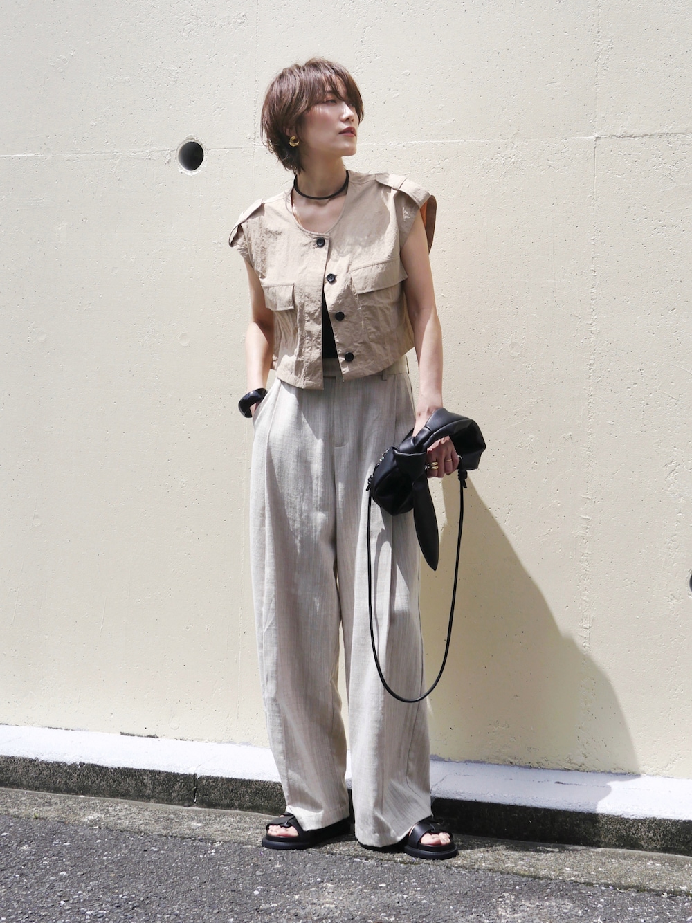 「今日のコスメと服、ワントーンコーデ、淡色コーデ、ベスト、サンダル、夏コーデ、お出かけコーデ、リネン、きれいめカジュアル、シンプルコーデ、ミニバッグ、骨格ナチュラル、高身長女子、ノースリーブ、アツいコーデ全部見せ」｜「Couleur MelerのCouleur Meler imoko　スクエアショートベスト（ベスト、ベージュ系）」を使った、金子三記(miki)さん（骨格ナチュラル・レディース・170cm）の夏コーディネートの1枚目の写真