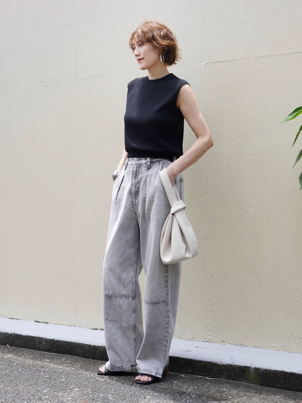 「夏コーデ、さらっと晴れやかスナップ、モノトーン、モノトーンコーデ、ノースリーブ、デニム、デニムパンツ、サンダル、巾着バッグ、シンプルコーデ、お出かけコーデ、骨格ナチュラル、きれいめカジュアル、雨の日コーデ、大人カジュアル」｜「F by ROSSOのF by ROSSO　ウォッシャブルミラノリブノースリニット（ニット/セーター、ブラック系）」を使った、金子三記(miki)さん（骨格ナチュラル・レディース・170cm）の夏コーディネートの1枚目の写真