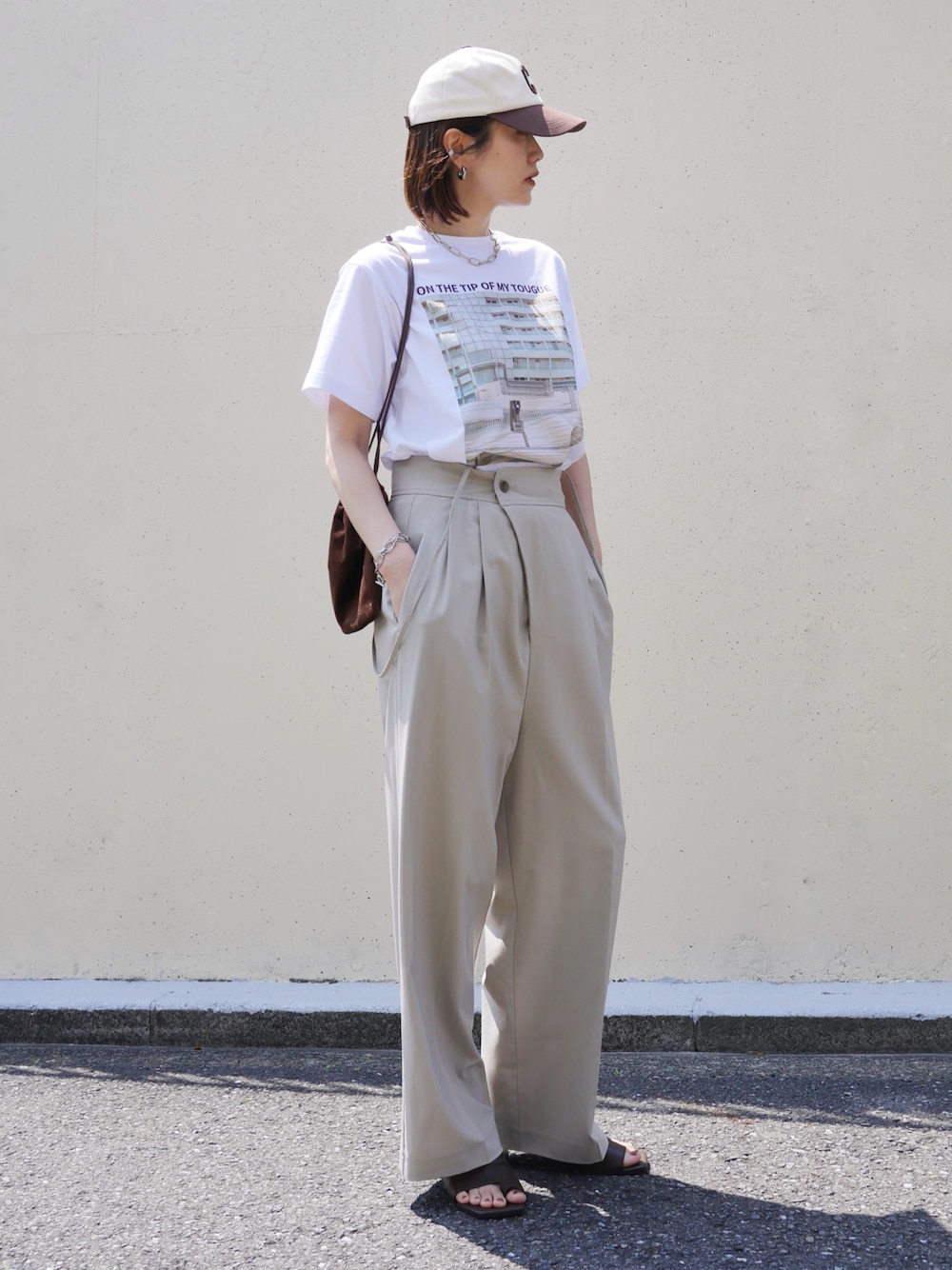 「サスペンダー、プリントT、Tシャツ、ショルダーバッグ、サンダル、キャップ、淡色コーデ、骨格ナチュラル、イエベ秋、高身長女子、休日スタイル、お出かけコーデ、プチプラ、夏コーデ、白Tシャツ」｜「mouのシンプルフープミディアムピアス（ピアス（両耳用）、シルバー系）」を使った、金子三記(miki)さん（骨格ナチュラル・レディース・170cm）の春コーディネートの1枚目の写真