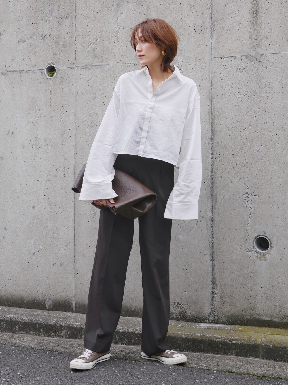 「ショート丈トップス、シャツスタイル、白シャツ、ユニクロ、UNIQLO、スラックス、コンバース、シンプルコーデ、きれいめカジュアル、オフィスカジュアル、今日のコスメと服、カラーパンツ、春コーデ、骨格ナチュラル、プチプラ」｜「M TO Rの［BLOUSE］2WAY TIE DOCKING CROPPED SHIRTS（シャツ/ブラウス、ホワイト系）」を使った、金子三記(miki)さん（骨格ナチュラル・レディース・170cm）の春コーディネートの1枚目の写真