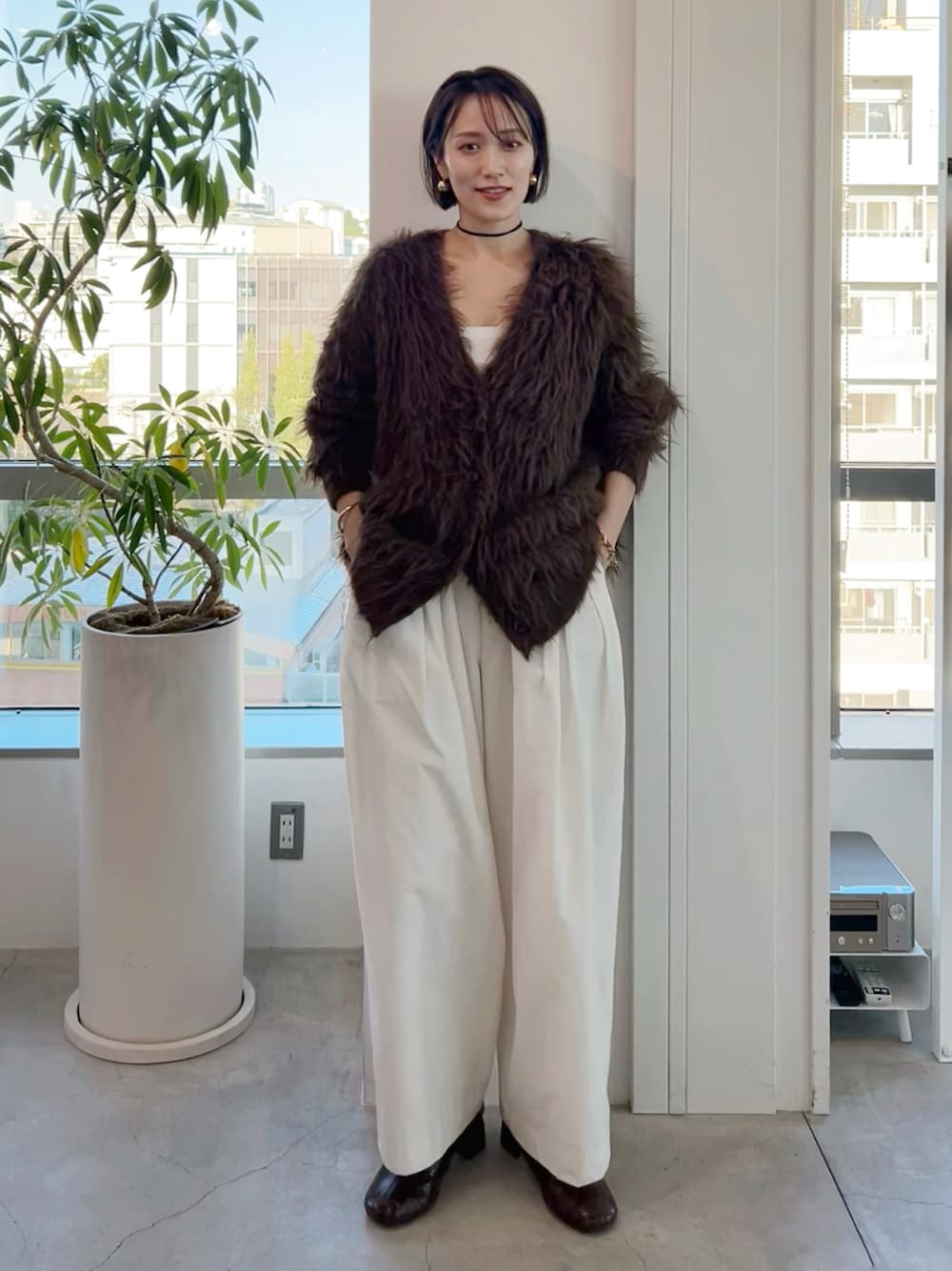 「ニット、ブラウン、カーディガン、白パンツ、ワイドパンツ、ブーツ、シャギーニット、休日スタイル、秋コーデ、お出かけコーデ、プチプラ、骨格ナチュラル、イエベ秋、高身長女子、マイベストコーデ2024」｜「Aunt Marie'sのシャギーオーバーサイズルーズカーディガン（カーディガン/ボレロ、ブラウン系）」を使った、金子三記(miki)さん（骨格ナチュラル・レディース・170cm）の秋コーディネートの1枚目の写真