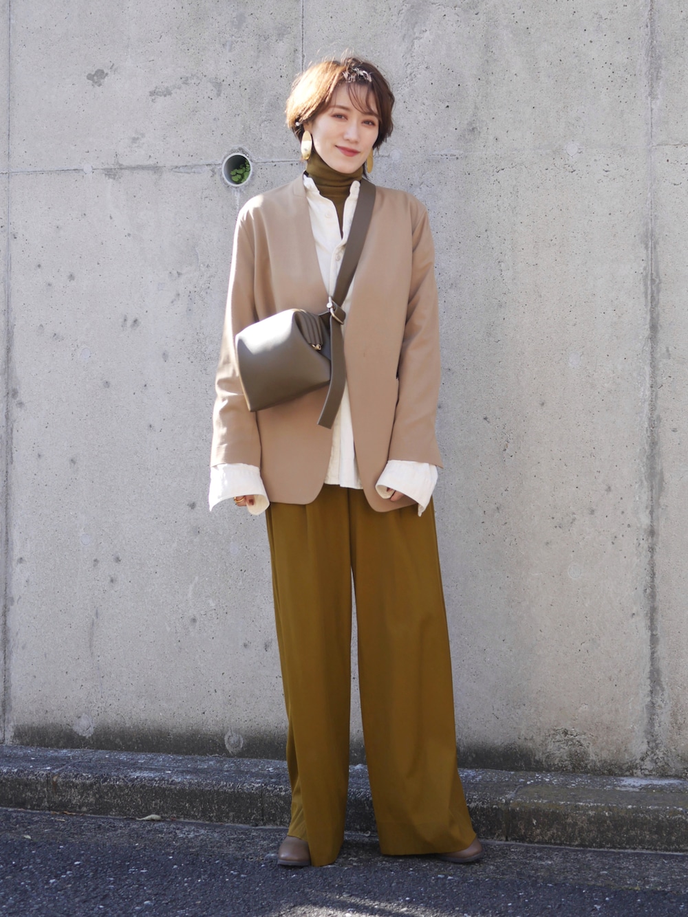 「服とコスメでなりたい自分に、秋冬コーデ、ワントーンコーデ、淡色コーデ、ノーカラージャケット、ジャケットスタイル、レイヤードスタイル、タートルネック、ニット、ユニクロ、UNIQLO、きれいめカジュアル、マイベストコーデ2022、プチプラ、休日コーデ」｜「MIESROHEのリラクシーウールノーカラージャケット（ノーカラージャケット、ベージュ系）」を使った、金子三記(miki)さん（骨格ナチュラル・レディース・170cm）の冬コーディネートの1枚目の写真