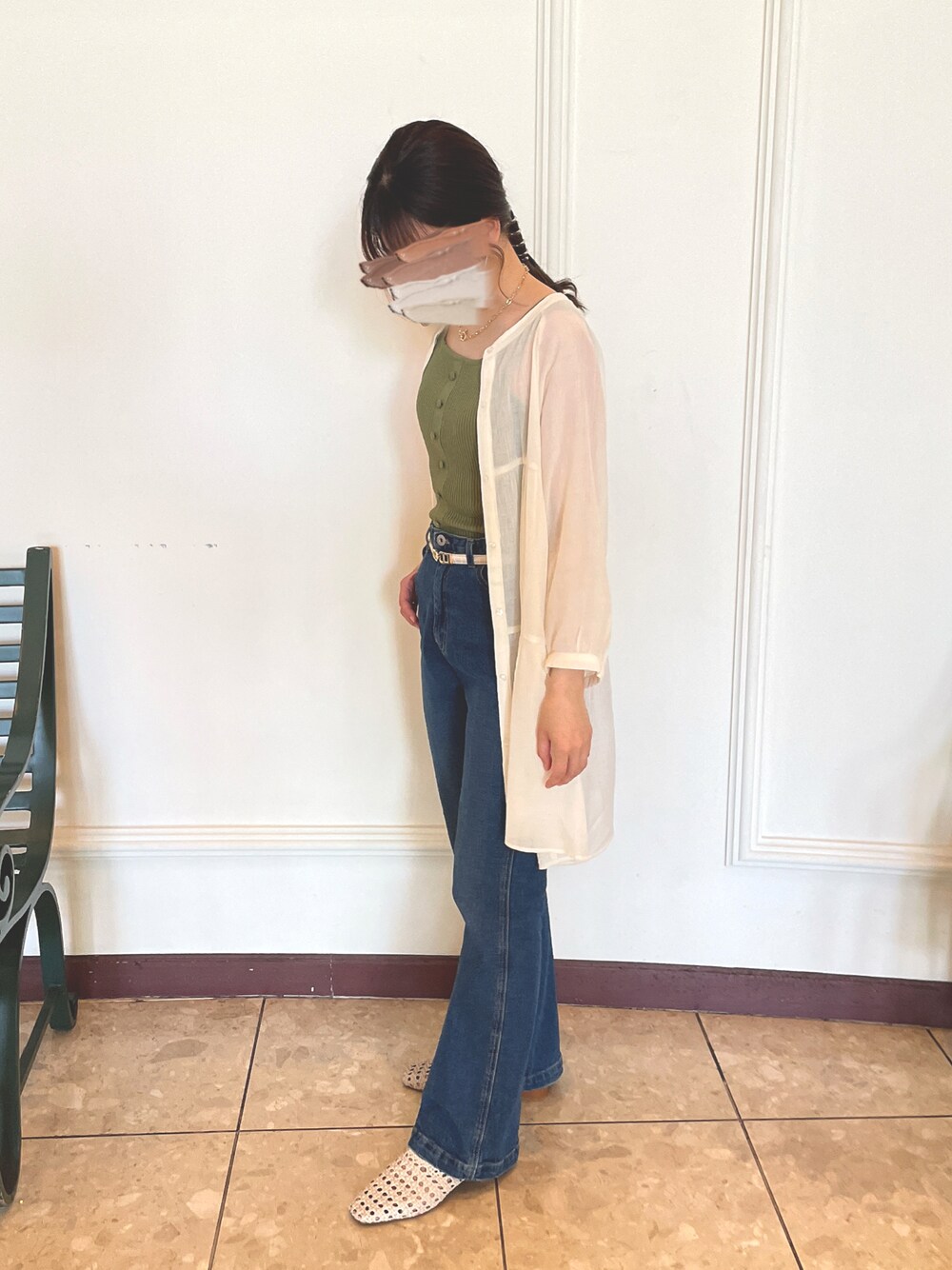 「プチプラ、春夏コーデ、休日スタイル、フレアパンツ、ごきげんウィーク、グリーン、デニム、楊柳、レイヤードスタイル、シースルー、タックイン」｜「earth music&ecologyのデニムフレアパンツ*（デニムパンツ、ブルー系）」を使った、ma✿さん（レディース・154cm）の春コーディネートの1枚目の写真