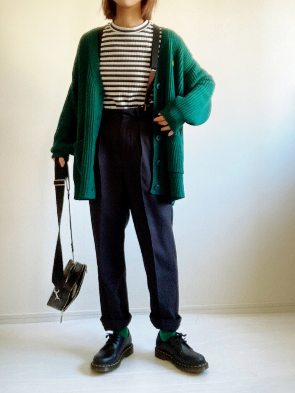 「グリーン、カーディガン、ボーダー、サスペンダー、Dr.Martens、ローファー」｜「U.S. POLO ASSN.のU.S. POLO ASSN./ユーエスポロアッスン 別注ロゴ刺繍 オーバーサイズVネックニットカーディガン（カーディガン/ボレロ、グリーン系）」を使った、nonさん（レディース・160cm）の冬コーディネートの1枚目の写真