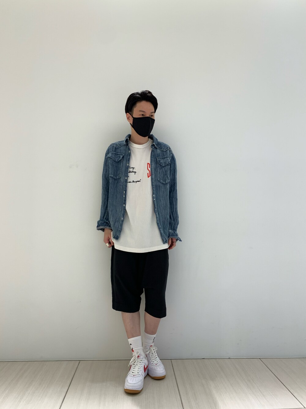 ブルー系のシャツ/ブラウス、ブラック系のその他ボディ・ヘアケアを着用したメンズの秋コーディネートの1枚目の写真
