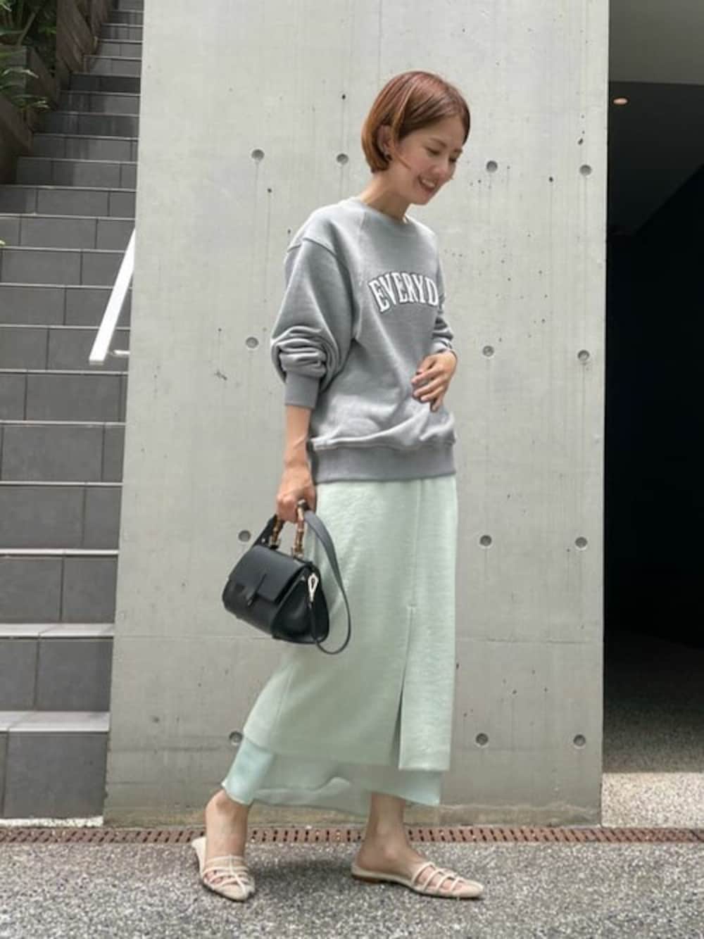 「ロゴスウェット、秋服、ペールトーン、グレースウェット、allureville、ナロースカート、バンブーバック、Hewn、アルアバイル、Coming soon…」｜「allurevilleの＜予約＞カリフォルニアコットン裏毛ロゴプルオーバー（スウェット、グレー系）」を使った、tanakaさん（レディース・159cm）の夏コーディネートの1枚目の写真