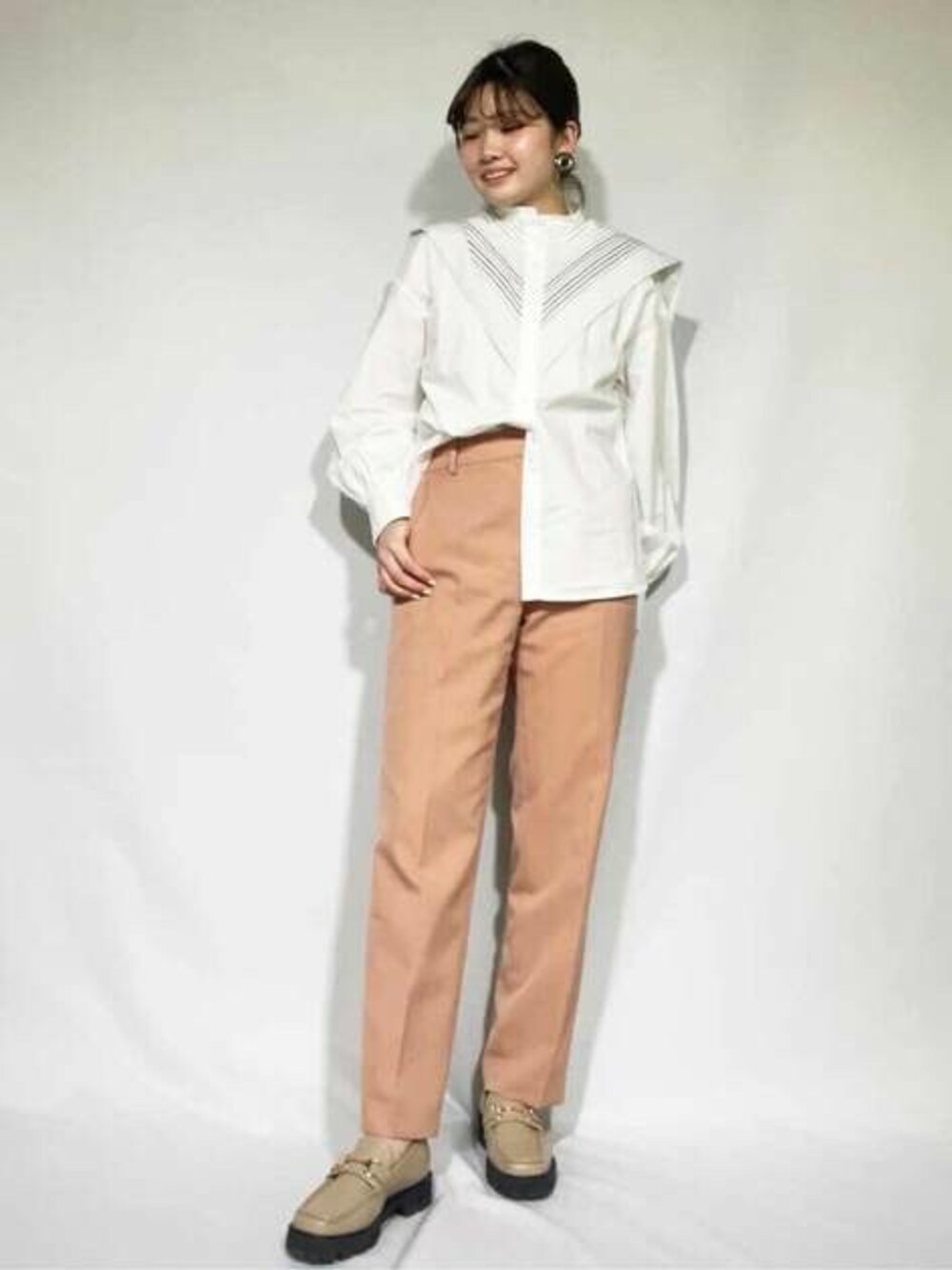 ベージュ系のローファー、ブルー系のその他パンツ、ホワイト系のシャツ/ブラウスを着用したレディースの冬コーディネートの1枚目の写真