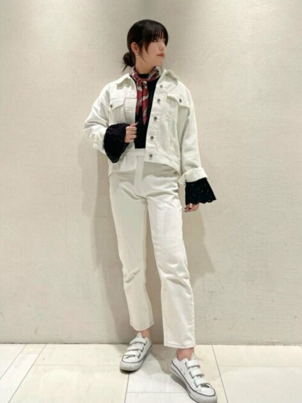 ホワイト系のデニムパンツ、ベージュ系のブルゾン、ブラック系のシャツ/ブラウスを着用したレディースの冬コーディネートの1枚目の写真