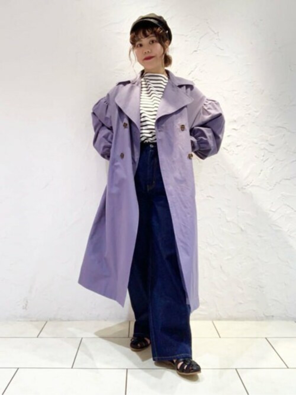 ブルー系のトレンチコート、ブラック系のサンダル、ブラック系のTシャツ/カットソーを着用したレディースの春コーディネートの1枚目の写真