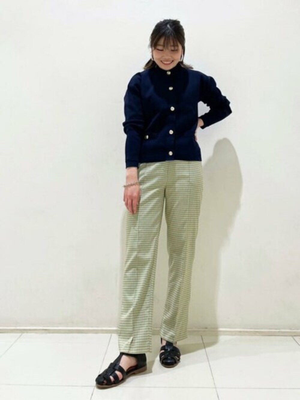 ブルー系のカーディガン/ボレロ、ブルー系のその他パンツ、ブラック系のサンダルを着用したレディースの春コーディネートの1枚目の写真