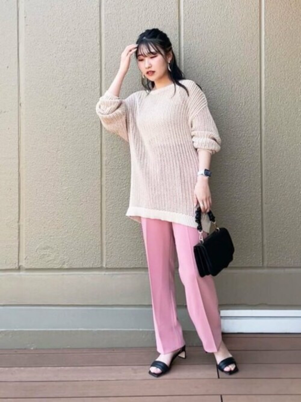 ホワイト系のニット/セーター、ホワイト系のタンクトップ、ブラック系のサンダルを着用したレディースの春コーディネートの1枚目の写真