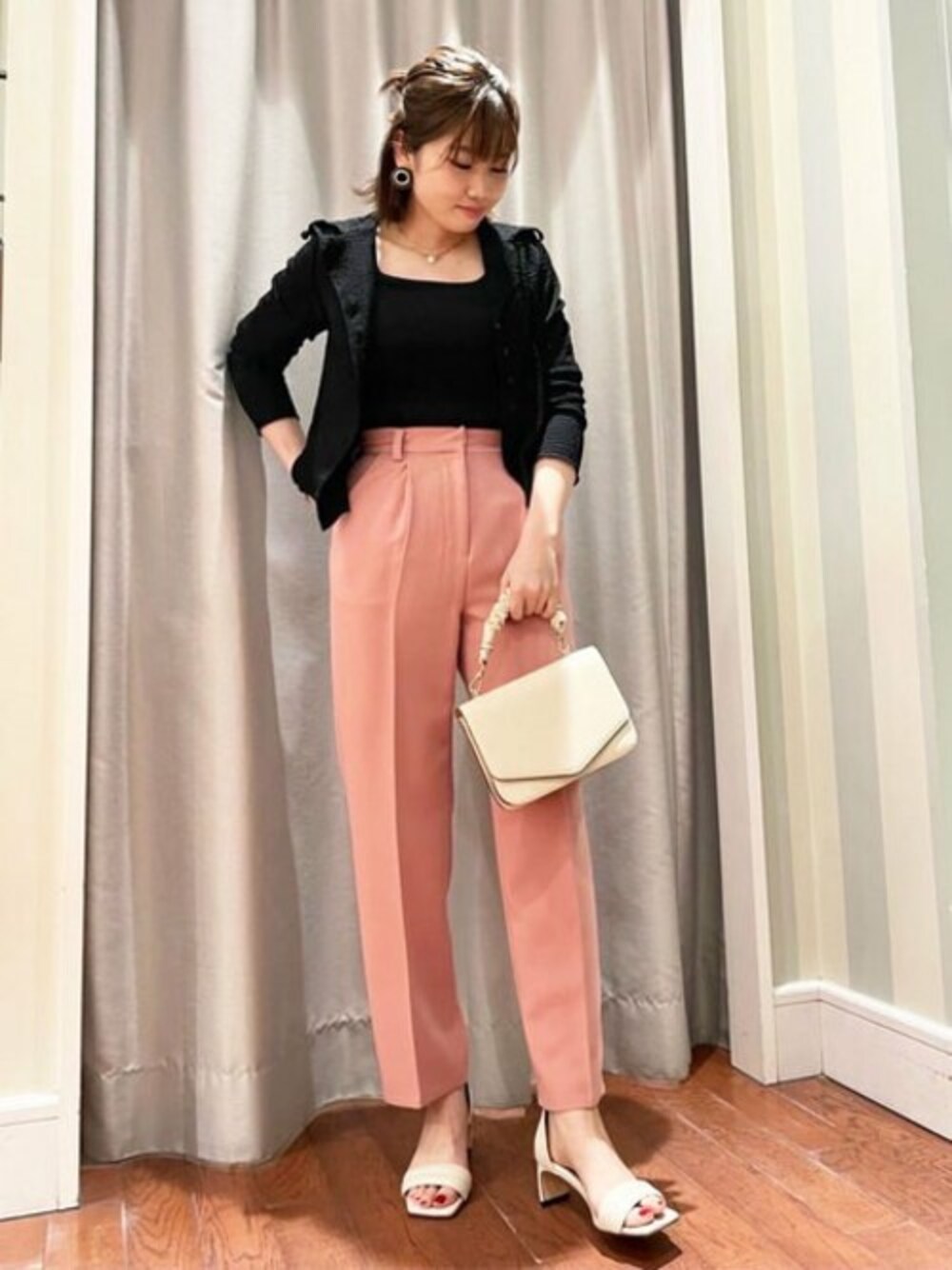 ピンク系のその他パンツ、ブラック系のTシャツ/カットソー、ホワイト系のサンダルを着用したレディースの春コーディネートの1枚目の写真