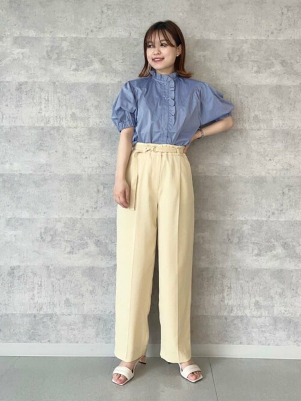 イエロー系のその他パンツ、ブルー系のシャツ/ブラウス、ホワイト系のサンダルを着用したレディースの春コーディネートの1枚目の写真