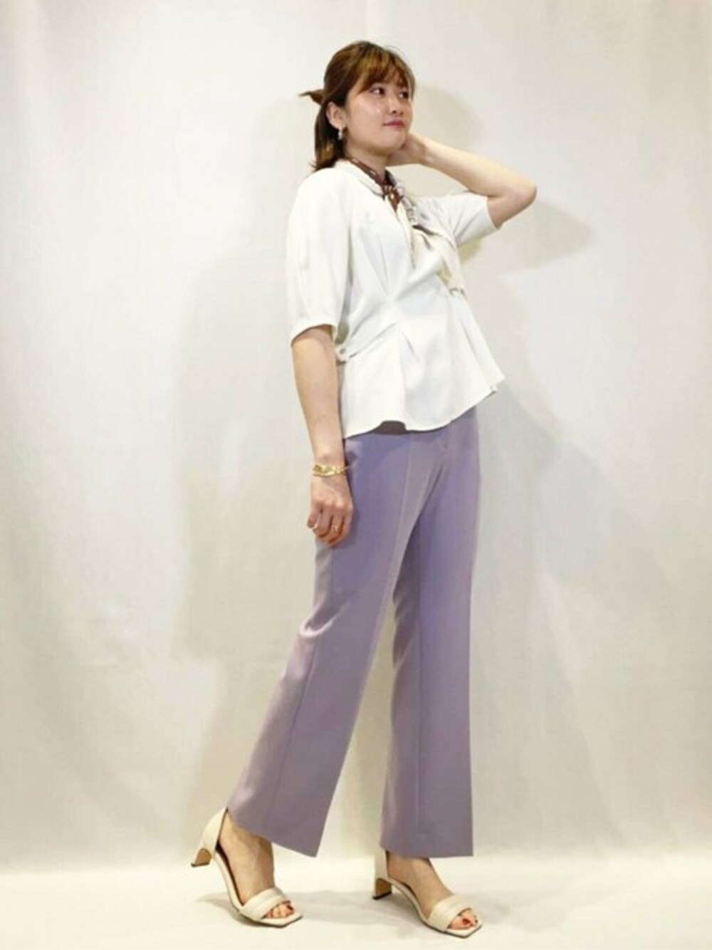 パープル系のその他パンツ、ホワイト系のシャツ/ブラウス、ホワイト系のサンダルを着用したレディースの春コーディネートの1枚目の写真