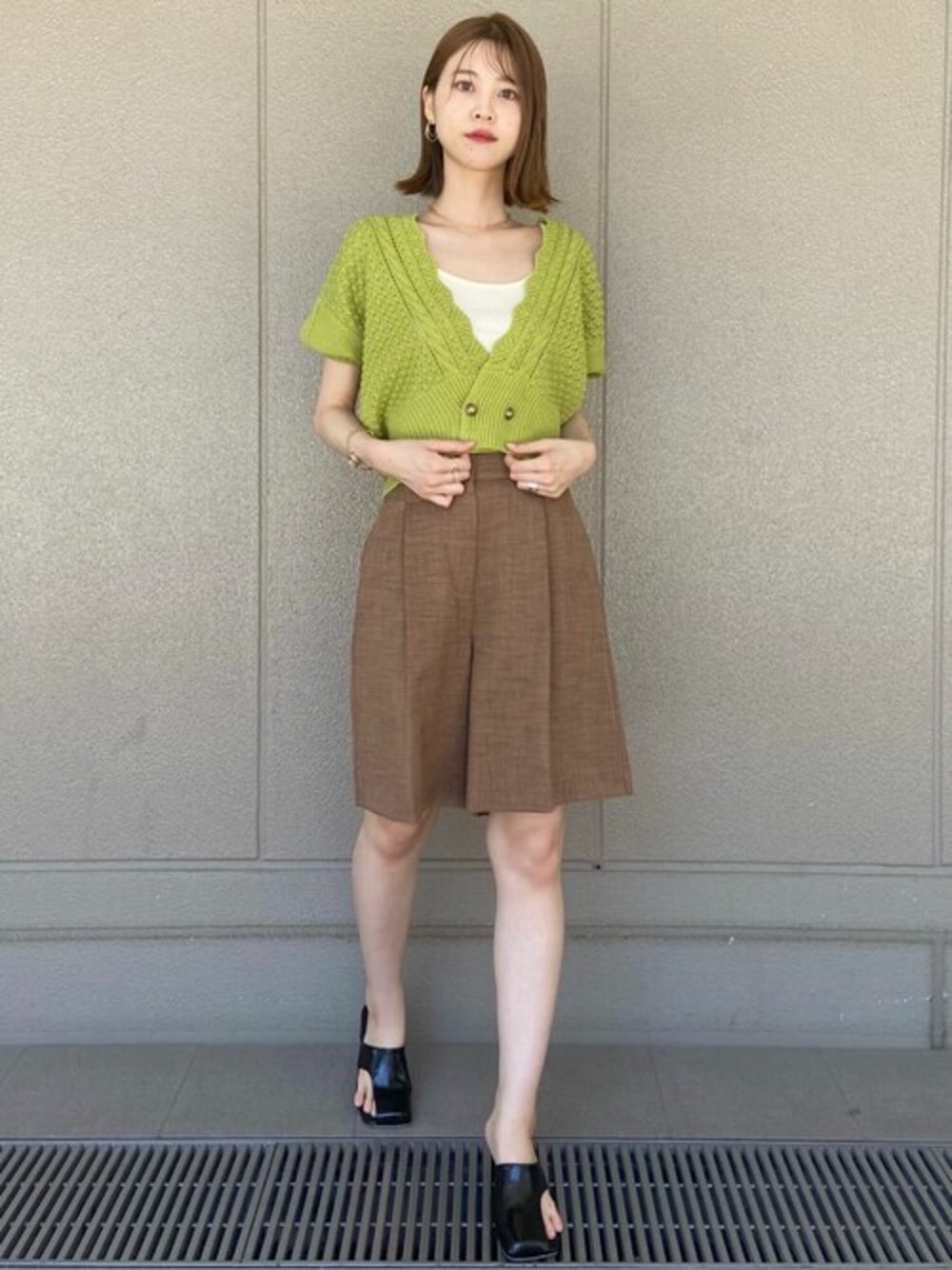 グリーン系のカーディガン/ボレロ、ブラウン系のその他パンツ、ブラック系のサンダルを着用したレディースの春コーディネートの1枚目の写真