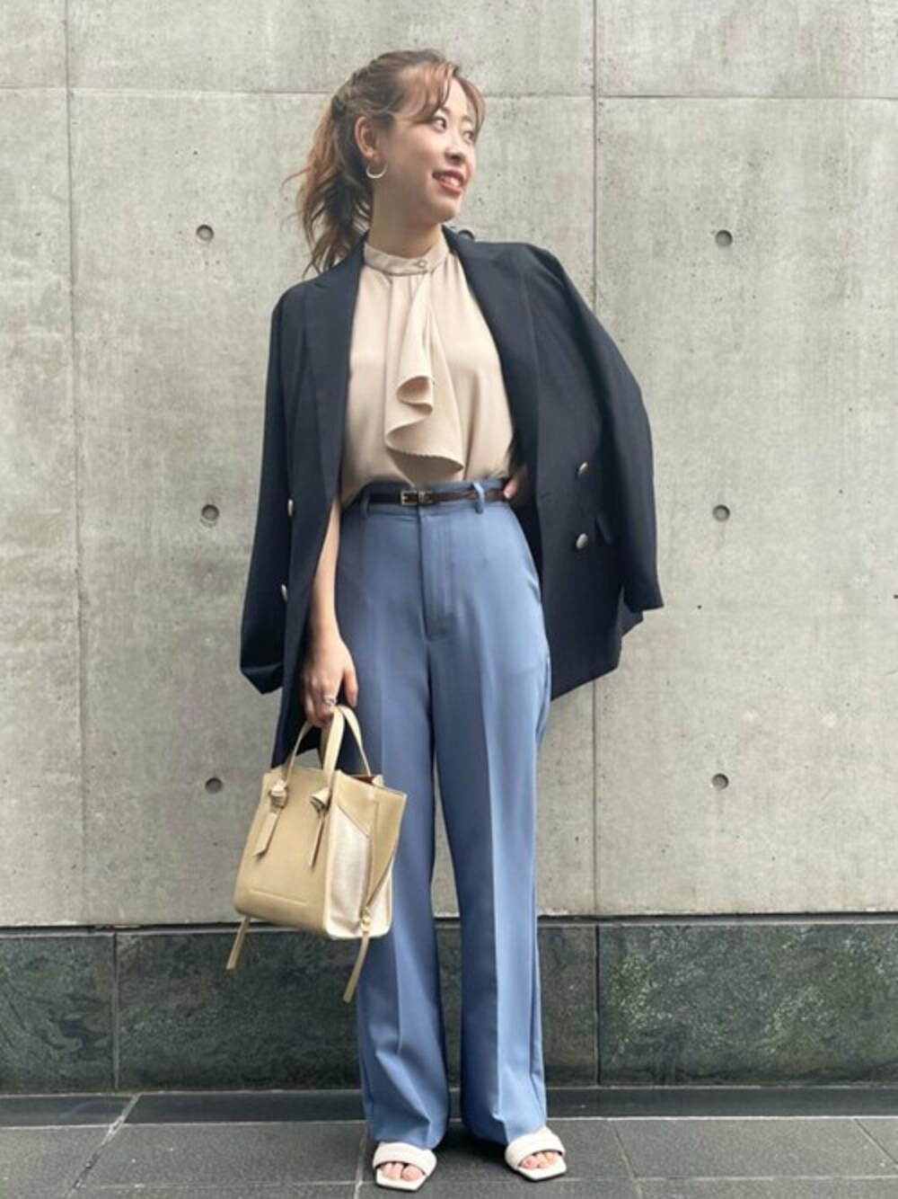 ベージュ系のシャツ/ブラウス、ブルー系のその他パンツ、ホワイト系のサンダルを着用したレディースの春コーディネートの1枚目の写真