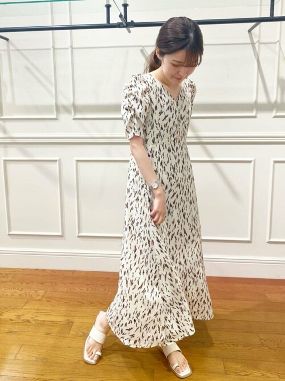 ホワイト系のワンピースを着用したレディースの夏コーディネートの1枚目の写真