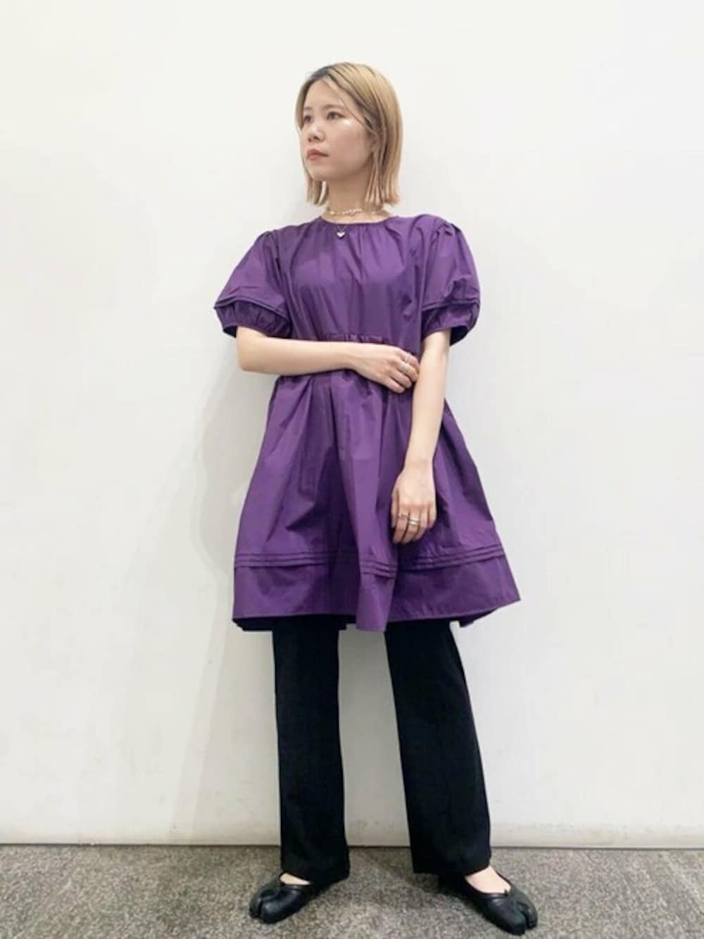 パープル系のシャツ/ブラウス、ブラック系のその他パンツ、シルバー系のネックレスを着用したレディースの夏コーディネートの1枚目の写真